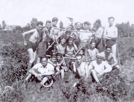 1943 Elevi Zsidlic voluntari la cimitir