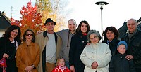 De la stanga la dreapta - Andrea, Celine,Sandu, Omri, Lilian,Schatzi, Goldi, Misu si copiii; 4 generatii de Goldberger . Schatzi (strabunica), Goldi, Andrea, Fiona si Leon