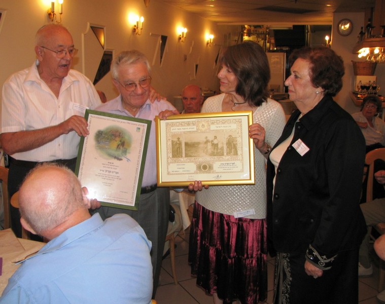 ali bercovits edith heller giving effy and susan pfeffermann gift